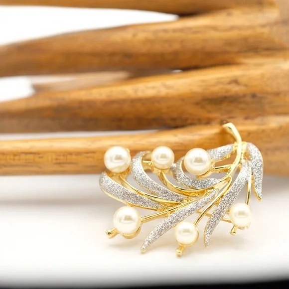 Vintage unmarked Faux Pearl and goldtone Rhinestone Pin Brooch BEAUTIFUL - Picture 12 of 14